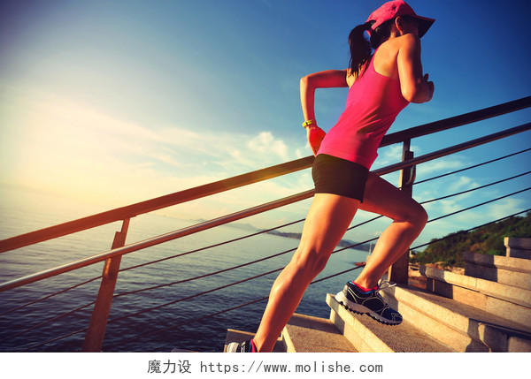 运动的女人跑上石阶上运动健身户外跑步